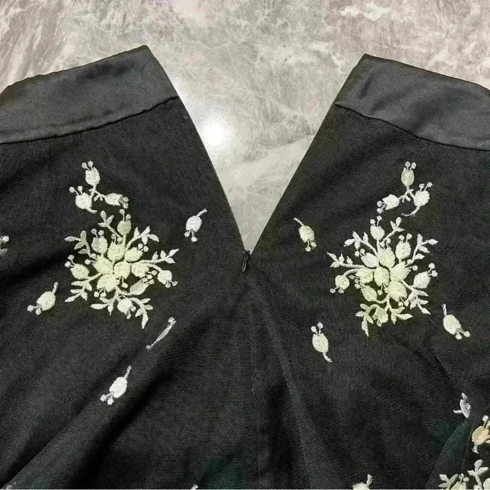 NWOT Ann Taylor Black - White Floral Flare Whit Embroidered Flowers Skirt Size 6 - Picture 8 of 11